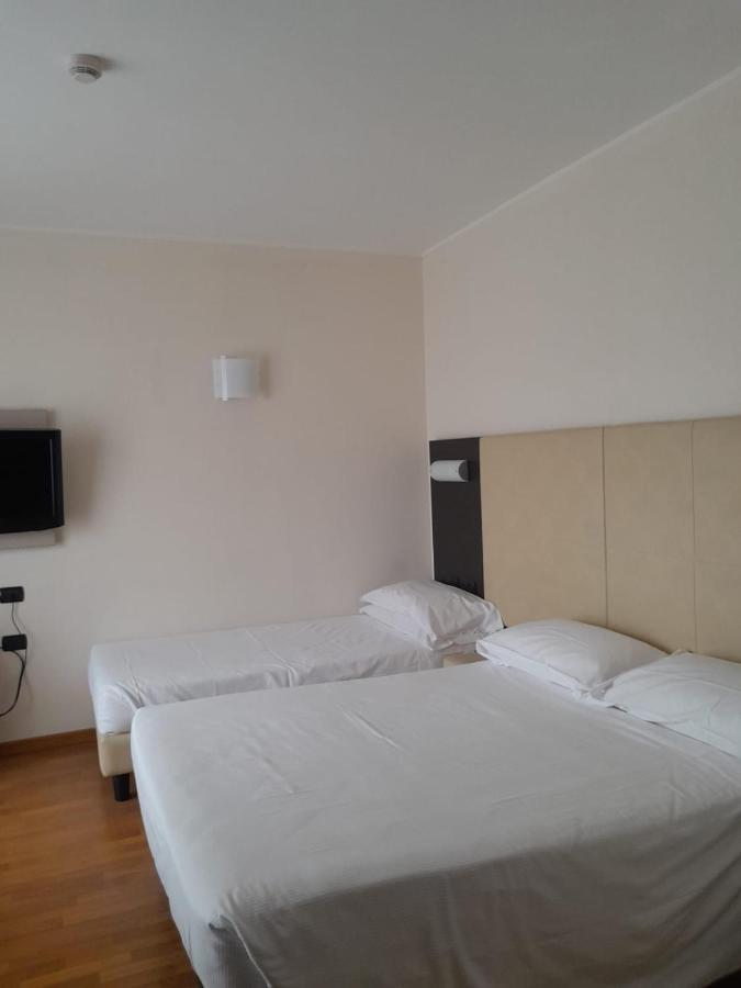 Elysium Hotel Raya Mediglia Eksteriør billede