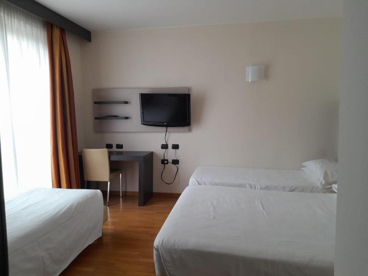 Elysium Hotel Raya Mediglia Eksteriør billede