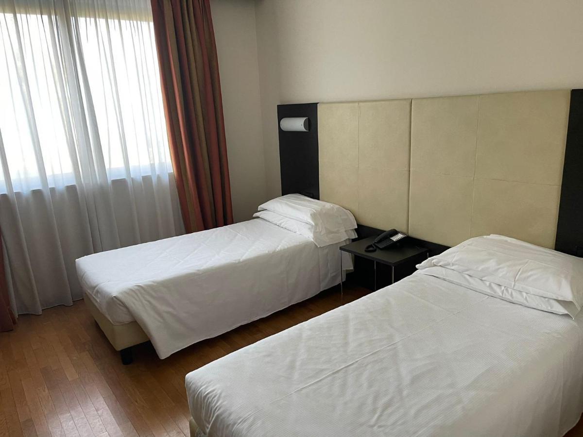 Elysium Hotel Raya Mediglia Eksteriør billede