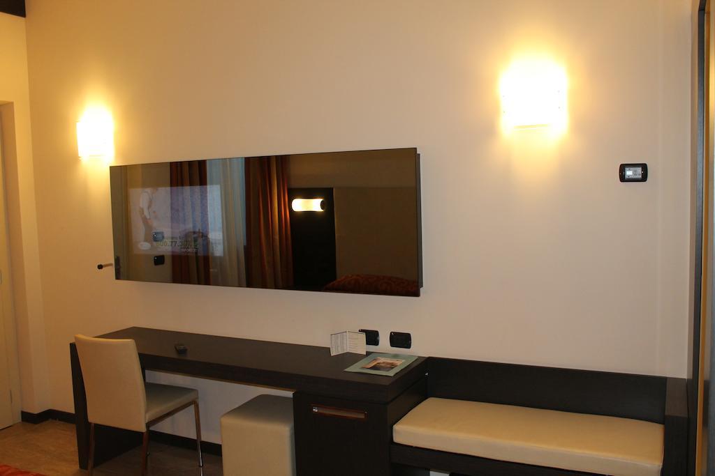 Elysium Hotel Raya Mediglia Eksteriør billede